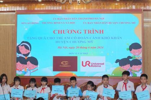Tặng quà cho trẻ em hoàn cảnh đặc biệt, hoàn cảnh khó khăn huyện Chương Mỹ