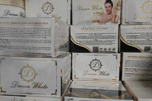 Phát hiện 10 tấn quần áo, mỹ phẩm, thực phẩm nghi nhập lậu, tiểu thương đang livestream 'chốt đơn' rầm rộ trên khu đất 300m2