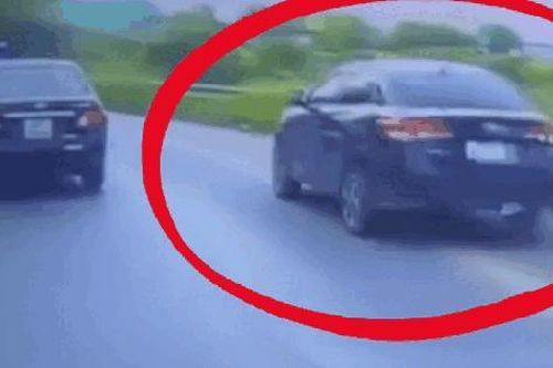 Hà Nội: Phẫn nộ cảnh ô tô con chèn ép xe máy, gây tai nạn khiến một người bất tỉnh tại chỗ rồi bỏ chạy