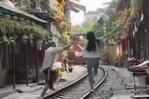 Lao ra đường ray chụp ảnh khi tàu hỏa đang chạy: Phản văn hóa cần 'cấm không lý do'