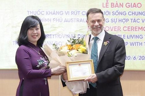 Bộ trưởng Đào Hồng Lan trao tặng Kỷ niệm chương Vì Sức khỏe nhân dân cho Đại sứ Úc tại Việt Nam