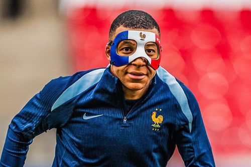 Mbappe lần đầu đeo mặt nạ