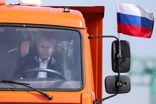 Tổng thống Nga Vladimir Putin từng cầm lái những mẫu xe nào?