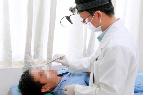 Nhập viện sau khi tự nặn mụn ở mũi