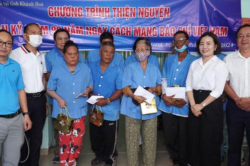 Trao 50 phần quà cho bệnh nhân phong neo đơn, có hoàn cảnh khó khăn