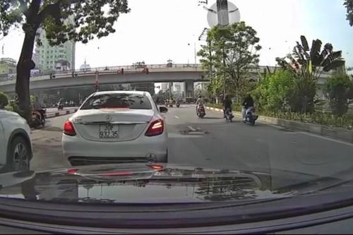 Hà Nội: ô tô dừng cách đèn đỏ cả chục mét để tránh nắng
