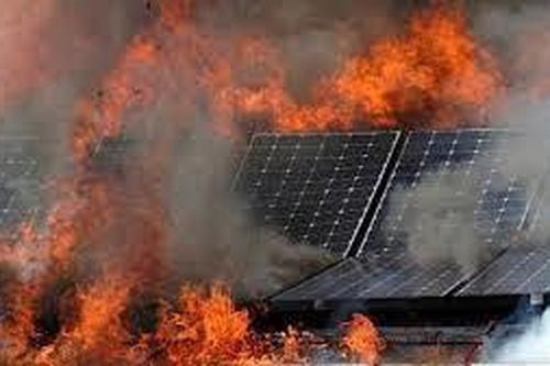 Hệ thống điện năng lượng mặt trời áp mái bị lửa thiêu rụi lúc rạng sáng