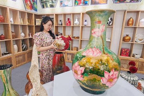 Khai mạc Triển lãm sản phẩm sơn mài, khảm trai, đồ gỗ điêu khắc
