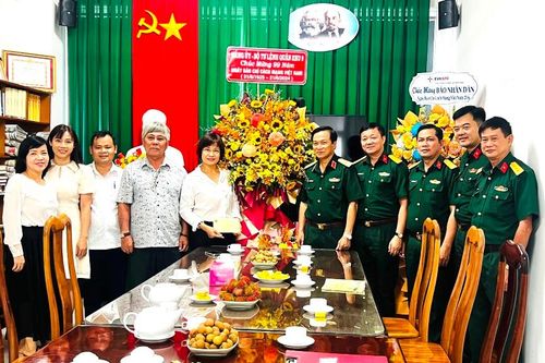 Nhiều cơ quan, đơn vị chúc mừng Cơ quan Thường trực Báo Nhân Dân tại Cần Thơ