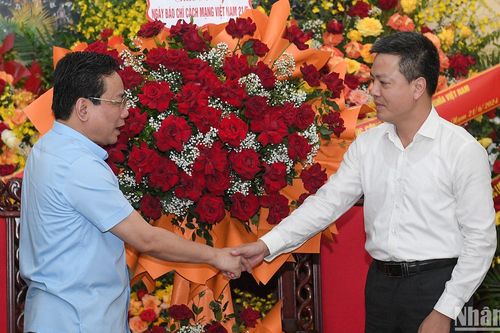 Các cơ quan, đơn vị thăm và chúc mừng Báo Nhân Dân