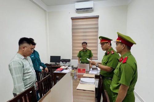 Khởi tố 2 đối tượng tham ô tài sản của công ty để lấy tiền tiêu xài