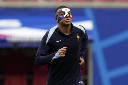 Đeo phụ kiện bảo hộ mũi khi tập luyện, Kylian Mbappe đá chính trận Pháp và Hà Lan?