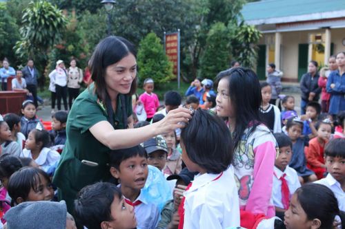 Bước chân của những nhà báo - chiến sĩ luôn song hành cùng quân và dân nơi biên giới