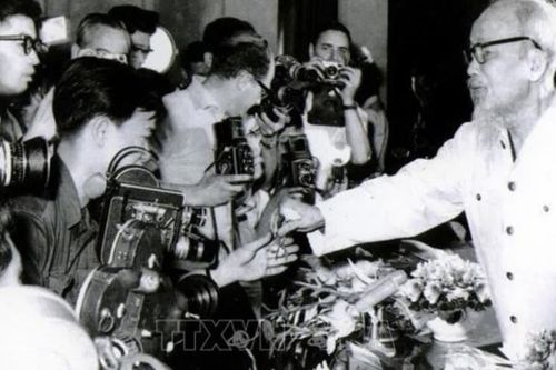 Nhiệm vụ của báo chí là phục vụ Nhân dân, phục vụ cách mạng