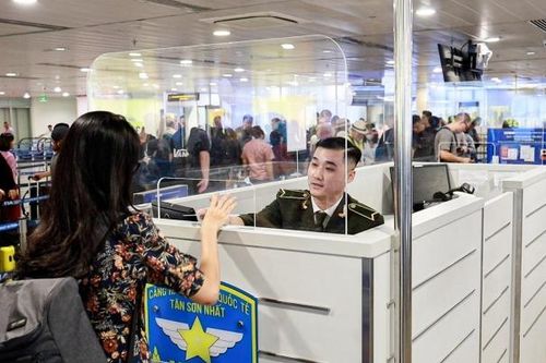 Khách qua cảng hàng không Tân Sơn Nhất đông đúc cả chiều đi và đến