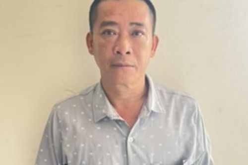 Bị xúc phạm về chuyện tình cảm, một người đàn ông đã hắt nồi nước lẩu đang sôi vào 'tình địch'