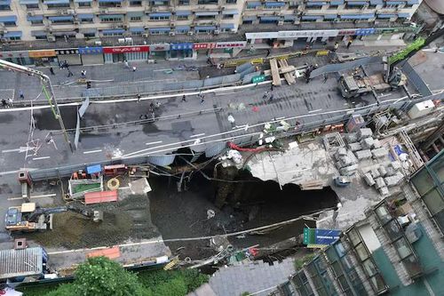 'Hố tử thần' xuất hiện sau vụ sập công trình tàu điện ngầm ở Trung Quốc
