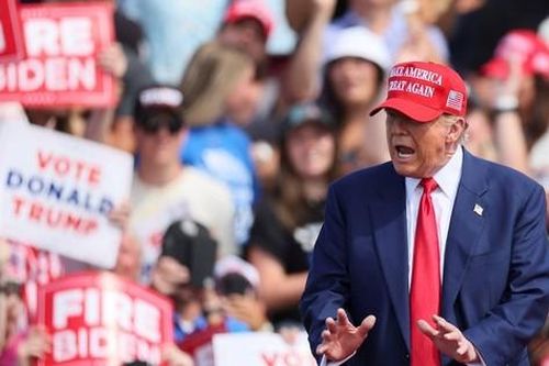 Ông Donald Trump nói sinh viên nước ngoài tốt nghiệp đại học nên được nhận thẻ xanh