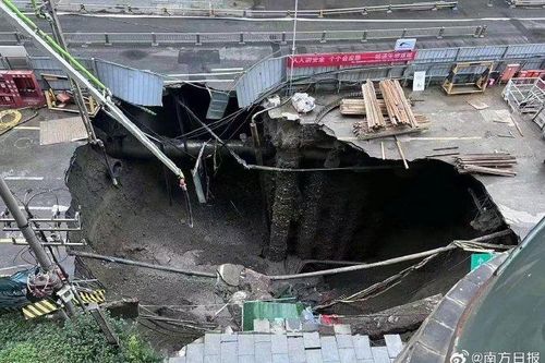 Trung Quốc: Sập công trình xây ga tàu điện ngầm làm xuất hiện hố tử thần