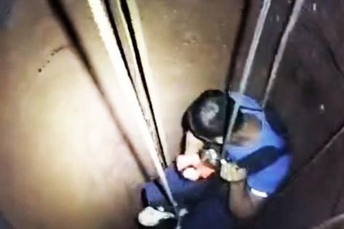 Giải cứu người đàn ông nằm bất tỉnh dưới giếng sâu 30m ở Lâm Đồng