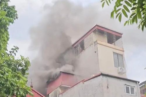 Hà Nội: Hỏa hoạn tại ngôi nhà ở quận Cầu Giấy, cột khói bốc nghi ngút