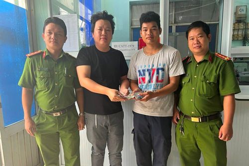 Hai chiến sĩ Cảnh sát PCCC trả lại của rơi cho người đánh mất