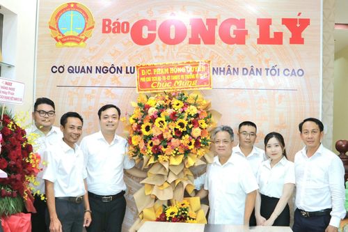 Vụ trưởng Vụ Thi đua - Khen thưởng TANDTC chúc mừng Báo Công lý
