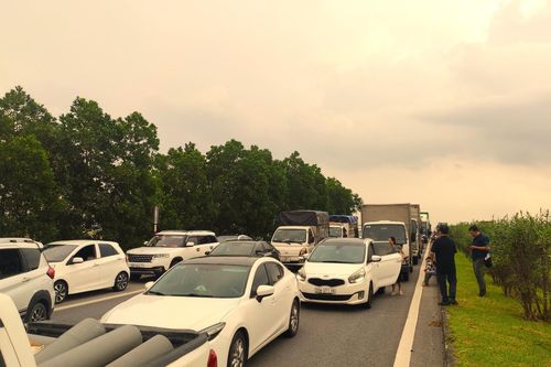 Ùn tắc giao thông kéo dài trên tuyến cao tốc Hà Nội - Thái Nguyên