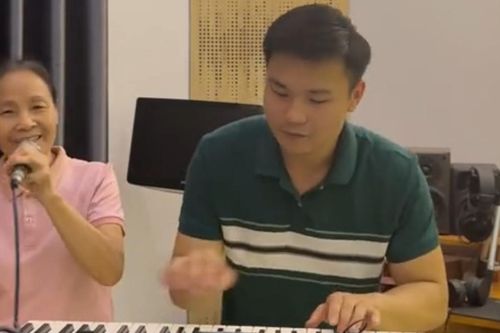 Bà mẹ U70 ở Hải Dương hâm mộ Sơn Tùng M-TP, hát bài nào cũng 'triệu view'