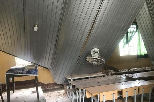 Trần nhà một phòng học bất ngờ đổ sập