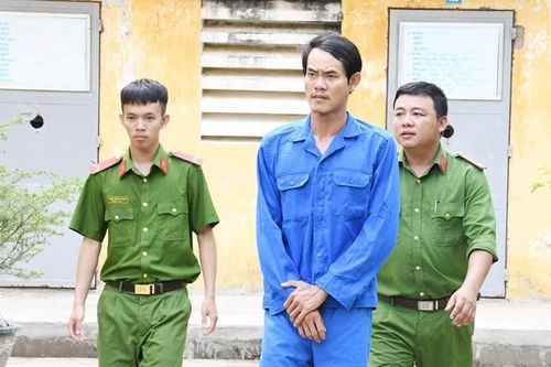 Tạm giữ thanh niên tàng trữ 'kho' súng, lựu đạn trong nhà
