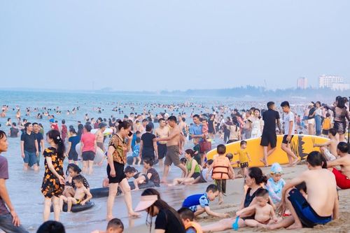 Nhiều bãi biển ở Nghệ An chật kín du khách đổ về 'giải nhiệt'