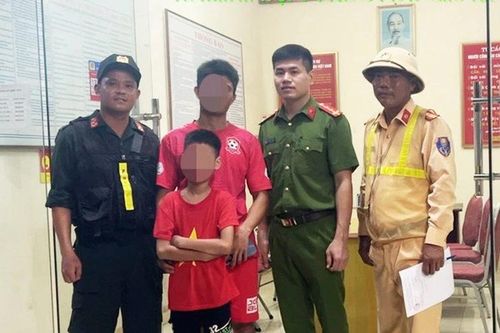 Bàn giao cháu bé đạp xe đi lạc trên cao tốc Hà Nội-Hải Phòng cho gia đình