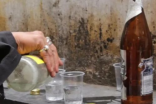 Số người tử vong liên quan vụ ngộ độc rượu tại Ấn Độ tăng lên gần 50