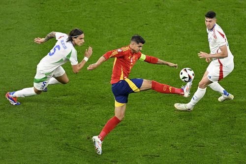 Đánh bại ĐKVĐ Italy bằng bàn phản lưới, Tây Ban Nha giành vé đi tiếp