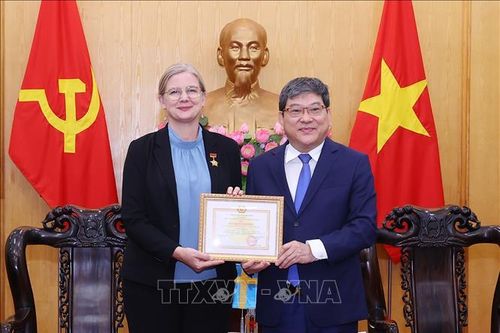 Trao Kỷ niệm chương 'Vì sự nghiệp đào tạo, bồi dưỡng lý luận chính trị' tặng Đại sứ Thụy Điển