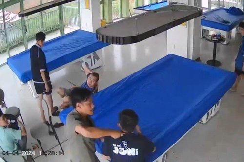 Đối tượng dí dao vào gáy nhân viên quán bida bị khởi tố