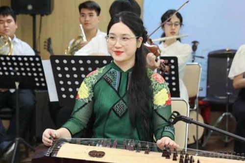 Dung mạo xinh đẹp nổi bật của con gái ca sĩ Trọng Tấn ở tuổi 18, vừa tốt nghiệp xuất sắc tại Nhạc viện Hà Nội