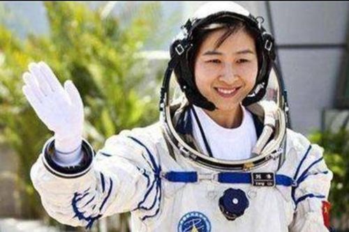 Nữ phi hành gia tắm và ngủ trong không gian như thế nào? Sự thật sẽ khiến bạn bất ngờ!