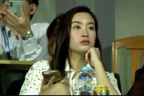 Đỗ Mỹ Linh lộ dấu hiệu tăng cân khi cùng chồng thiếu gia đến xem đá bóng