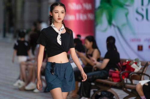 Bước ra từ môi trường công nghệ, nàng mẫu 19 tuổi tự tin sải bước trong vai trò first face, vedette