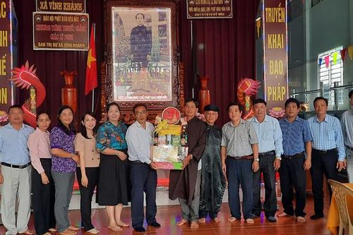 Bí thư Huyện ủy Thoại Sơn thăm, chúc mừng kỷ niệm 85 năm Ngày Khai sáng đạo Phật giáo Hòa Hảo