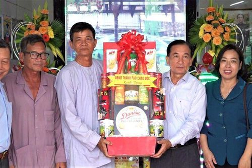 Phó Chủ tịch Thường trực UBND TP. Châu Đốc Trần Quốc Tuấn thăm và tặng quà chúc mừng các Ban Trị sự Giáo hội Phật giáo Hòa Hảo