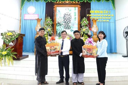 Bí thư và Phó Bí thư Thường trực Huyện ủy Châu Phú thăm, chúc mừng kỷ niệm 85 năm Ngày Khai sáng đạo Phật giáo Hòa Hảo