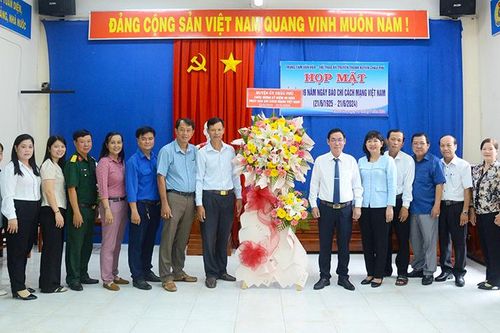 Bí thư và Phó Bí thư Thường trực Huyện ủy Châu Phú chúc mừng Ngày Báo chí Cách mạng Việt Nam