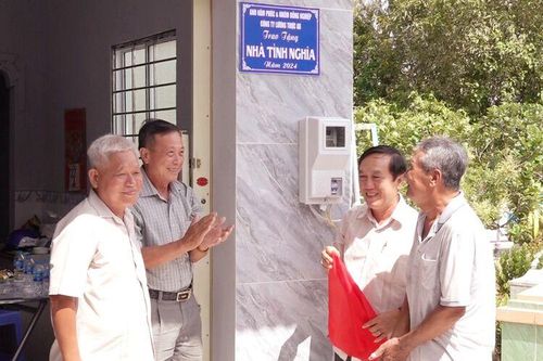 Trao nhà Tình nghĩa cho gia đình chính sách ở thị trấn Núi Sập
