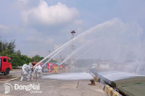 Diễn tập ứng phó sự cố tràn dầu và chữa cháy tại cụm cảng Gò Dầu - Vedan