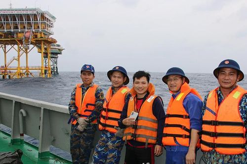 Tác nghiệp Nhà giàn DK1 - thêm yêu biển, đảo