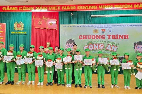 57 thiếu nhi hoàn thành chương trình Học làm chiến sĩ công an