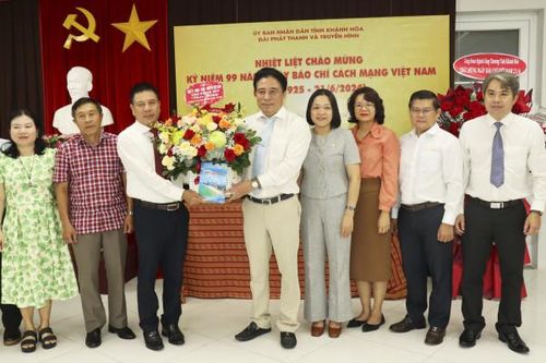 Phó Bí thư Thường trực Tỉnh ủy Nguyễn Khắc Toàn thăm các cơ quan báo chí